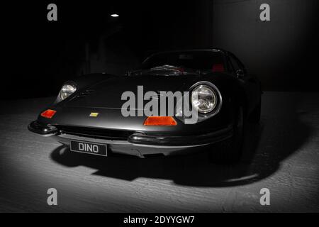 Grau 1972 Dino 246 GT. Vorderansicht. Entworfen von Ferrari. Gebaut von FIAT und angetrieben von einem V6-Motor Stockfoto