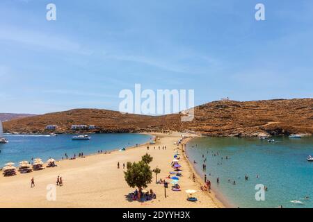 Kolona, der beliebteste Strand auf Kythnos Insel, ein kleiner Sandkorridor, der zwei Strände schafft, geeignet für windige Tage, auf den Kykladen Inseln, Griechenland Stockfoto