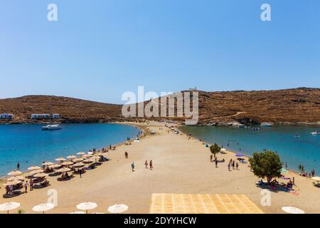 Kolona, der beliebteste Strand auf Kythnos Insel, ein kleiner Sandkorridor, der zwei Strände schafft, geeignet für windige Tage, auf den Kykladen Inseln, Griechenland Stockfoto