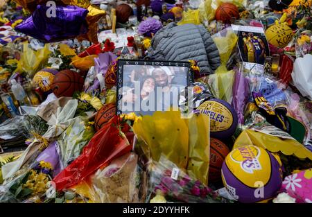 (201228) -- PEKING, 28. Dezember 2020 (Xinhua) -- das Foto vom 29. Januar 2020 zeigt die Gedenkstätten in der Nähe des Staples Centers, um Kobe Bryant und seiner Tochter Gianna in Los Angeles, Kalifornien, USA, Respekt zu zollen. Am 26. Januar wurde der pensionierte NBA-Mega Kobe Bryant bei einem Hubschrauberabsturz über Calabasas, Südkalifornien, getötet. Das einzige Team, für das er während seiner NBA-Karriere gespielt hatte, die Los Angeles Lakers, besiegte die Miami Heat in den Finals, um einen Rekord-equaling 17. NBA-Champions am 11. Oktober zu gewinnen. Am 25. November starb die argentinische Fußballlegende Diego Maradona an einem Herzinfarkt Stockfoto