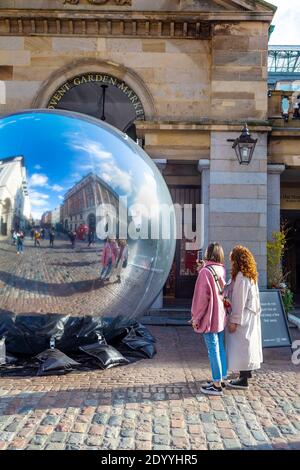 Riesiger aufblasbarer Spiegelball auf dem Covent Garden Market, London, Großbritannien Stockfoto