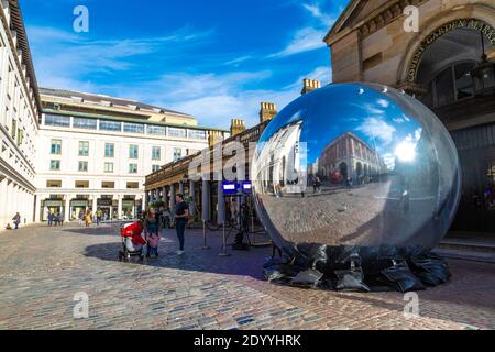 Riesiger aufblasbarer Spiegelball auf dem Covent Garden Market, London, Großbritannien Stockfoto