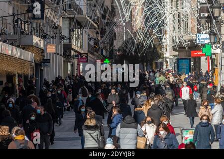 Madrid, Spanien. Dezember 2020. Leute, die in der Einkaufsgegend in der Nähe des Sol Square spazieren gehen. In diesem Jahr ist es nicht erlaubt, Menschen in Puerta del Sol zu treffen, um die traditionellen 12 Trauben mit dem Glockenspiel der Uhr in der Nacht des 31. Dezember zu nehmen, um das neue Jahr zu begrüßen, wegen gesundheitlicher Maßnahmen als Einschränkung zur Bekämpfung der Pandemie verursacht Durch das Coronavirus (COVID-19). Quelle: Marcos del Mazo/Alamy Live News Stockfoto