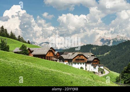 Der Weiler Misci in Campill unten vor den Bergen des Naturparks Fanes-Sennes-Prags, Dolomiten, Südtirol, Italien Stockfoto