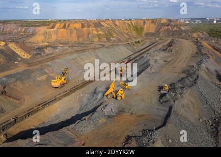 Schwere Bergbaumaschinen in einem Steinbruch für die Gewinnung von Kalkstein Luftbild. Stockfoto