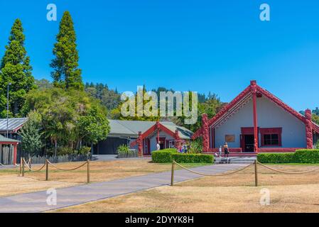 Marae traditionelle Maori-Versammlungshalle in Te Puia, Rotorua, Neuseeland Stockfoto