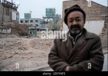 CHINA, Autonome Provinz Xinjiang, Stadt Kashgar, in der uigurische turkvölker leben, Gentrifizierung, Abriss von Teilen der historischen Altstadt und Neubau von Gebäuden für migrierte han-chinesen / CHINA, Autonome Provinz Xinjiang, Stadt Kashgar , hier lebt das Turkvolk der Uiguren , Entrifizierung, Abriss der uigurischen Altstadt und Neubau von Wohnblocks, durch Zuwanderung von Han Chinesen sinkt der uigurischen Bevoelkerungsanteil Stockfoto