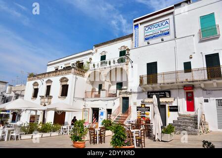 Das charakteristische historische Zentrum des Dorfes mit weißen Häusern 2. Mai 2018 Ostuni Puglia Italien Stockfoto