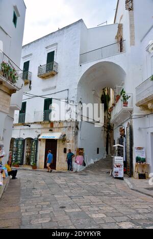 Das charakteristische historische Zentrum des Dorfes mit weißen Häusern 2. Mai 2018 Ostuni Puglia Italien Stockfoto