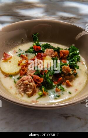 Wurst und Grünkohl Zuppa toscana italienische cremige Kartoffelsuppe Stockfoto