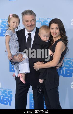 Carmen Gabriela Baldwin, Alec Baldwin, Leonardo Angel Charles Baldwin und Hilaria Baldwin besuchen die New Yorker Premiere von "The Boss Baby" im AMC Loews Lincol Stockfoto