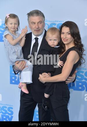 Carmen Gabriela Baldwin, Alec Baldwin, Leonardo Angel Charles Baldwin und Hilaria Baldwin besuchen die New Yorker Premiere von "The Boss Baby" im AMC Loews Lincol Stockfoto