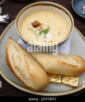 Eine köstliche cremige weiße Fischsuppe mit Schellfisch, Kabeljau und Garnelen. Stockfoto