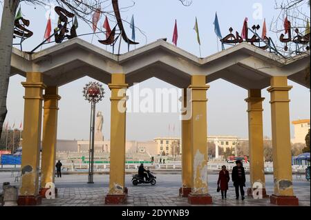 CHINA, Autonome Provinz Xinjiang , Mao Zedong Statue at People´s Park in der Stadt Kashgar, wo uiguren leben / CHINA, Autonome Provinz Xinjiang , Kashgar, Paradeplatz, 18 Meter hohe Statue des KP Führer Mao Zedong Statue, größte in China, in Xinjiang lebt das Turkvolk der Uiguren Stockfoto