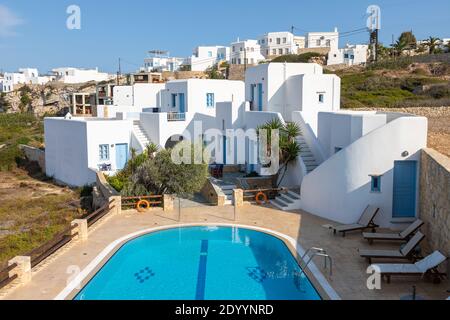 Folegandros Island, Griechenland - 23. September 2020: Blick auf den Pool und die weißen Villen. Beliebtes Resort. Stockfoto