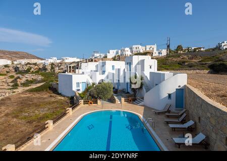 Folegandros Island, Griechenland - 23. September 2020: Blick auf den Pool und die weißen Villen. Beliebtes Resort. Stockfoto