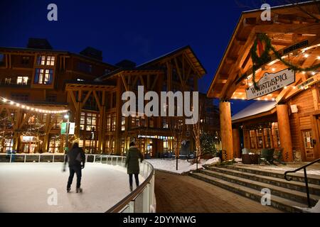 Skigebiet Stowe Mountain in Vermont, Eislaufbahn am Spruce Peak Dorf bei Nacht, hochauflösendes Bild Stockfoto