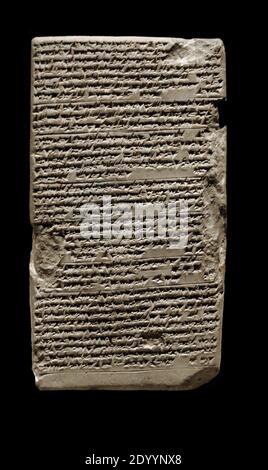 Das Tablet „Esagila“. Dokument aus älteren Texten im Jahre 229 v. Chr., geschrieben in Uruk von einem Original von Borsippa. Die Tafel erklärt die Geschichte und die Technik des 7-stöckigen Etemenanki-Tempels (das Äquivalent des Turms zu Babel in der Bibel). Tontablett. Keilschrift. Louvre Museum. Paris, Frankreich. Stockfoto