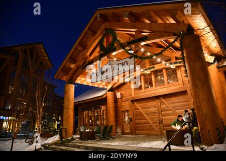 Stowe Mountain Ski Resort in Vermont, Spruce Peak Dorf Blockhäuser bei Nacht, hochauflösende Bild Stockfoto