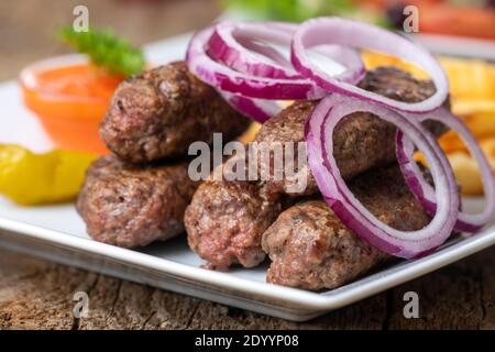 Cevapcici auf dem Teller auf dem Holz Stockfoto