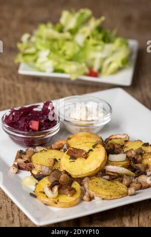 bayerisches Grüstl mit Salat auf Holz Stockfoto