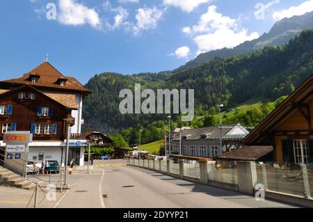 Lauterbrunnen, Schweiz - 26. Mai 2012: Lauterbrunnen Stadt im schönen Tal der Schweizer Alpen. Die Stadt ist eine beliebte Touristenattraktion. Stockfoto