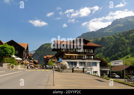 Lauterbrunnen, Schweiz - 26. Mai 2012: Lauterbrunnen Stadt im schönen Tal der Schweizer Alpen. Die Stadt ist eine beliebte Touristenattraktion. Stockfoto