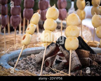 Japanisches Street Food Dango Reis Knödel süßes Gericht Stockfoto