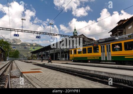 WENGEN, SCHWEIZ - 27. MAI 2012: Bahnhof Wengen. Wengen ist ein wunderschöner Winter- und Sommerresort in den Schweizer Alpen. Stockfoto
