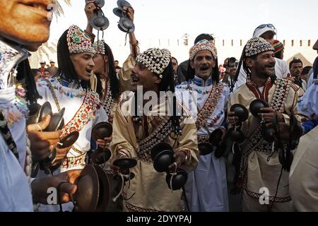 Marokko, Gnaoua World Music Festival in Essaouira.Gnawa Musiker allover die Stadt Essouira durchführen. Stockfoto