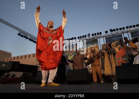 Gnaoua World Music Festival in Essaouira .Gnawa Musiker auf der Bühne in Essaouira, Marokko Stockfoto