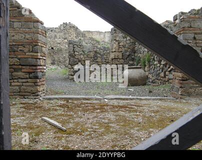 Blick durch Tore von Ruinen und Ausgrabungen eines Hauses Zu anderen Wohnungen von Pompeji in Neapel Italien Stockfoto