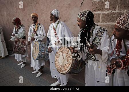 Marokko, Gnaoua World Music Festival in Essaouira.Gnawa Musiker allover die Stadt Essouira durchführen. Stockfoto