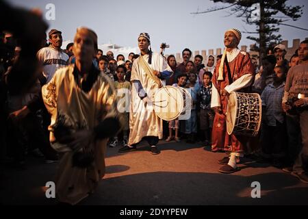 Gnaoua World Music Festival in Essaouira .Gnawa Musiker, die überall in der Stadt in Essouira auftreten Stockfoto