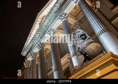 Nachtansicht der Hauptfassade des Palacio de la Cortes, Palast der Gerichte, Sitz des Kongresses der Abgeordneten in Madrid, Spanien, mit einem seiner ikonischen Stockfoto