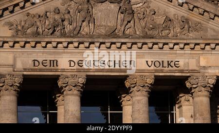 Schriftzug "das DEUTSCHE Volk" auf dem Bundestagsgebäude in Berlin Stockfoto