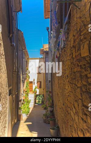 Eine Straße mit historischen Steingebäuden im Dorf Montorsaio in der Toskana, Teil von Campagnatico in der Provinz Grosseto Stockfoto