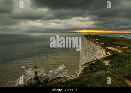 Beachy Head, Eastbourne, East Sussex, Großbritannien. Dezember 2020. Kurzer Blick auf die Helligkeit unter den dunklen Wolken am Ende eines bewölkten nassen Tages an der Südküste. Beachy Head Chaplanes auf Patrouille. Kredit: David Burr/Alamy Live Nachrichten Stockfoto