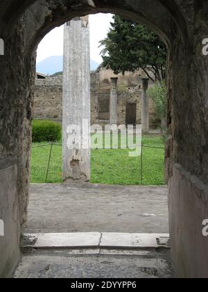 Blick durch ein Tor in Richtung Tempel Spalten und Ausgrabungen von Pompeji in Neapel Italien Stockfoto