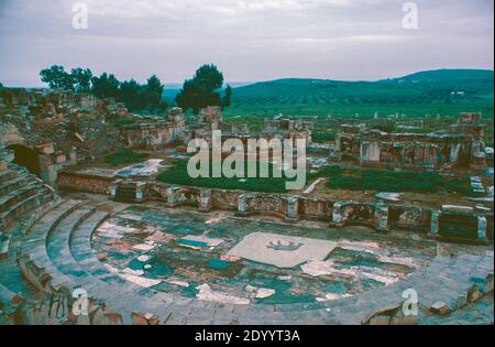 Archiv Scan der archäologischen Stätte Bulla Regia, Ruinen von Barber, Punisch, dann römische Stadt in Tunesien. Theater mit dem zentralen Mosaik des Bären. April 1976. Stockfoto