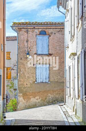 Rustikales Haus und Straße in Südfrankreich Stockfoto