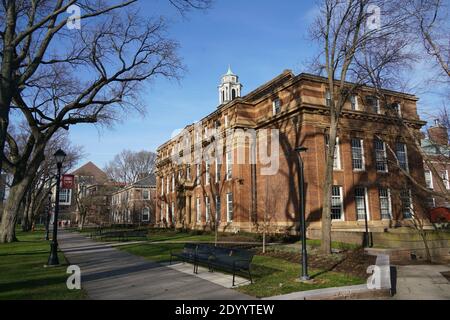 New Jersey, USA - der Campus der Rutgers University, mit dem historischen Ingenieurgebäude auf der rechten Seite Stockfoto