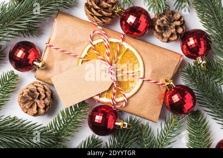 Weihnachtsferien Null Abfall Papier Geschenkverpackung mit Anhänger, Kugeln, getrocknete Früchte und Tannenzweige Stockfoto