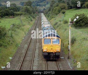 Edale, Hope Valley, Großbritannien - 18. Juli 2020: Ein Güterzug von GB Railfreight in Edale. Stockfoto