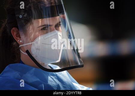 Weibliche medizinische Mitarbeiterin der Medizinischen Fakultät (Masaryk Universität) trägt Atemschutzmaske und Gesichtsschutz aus Kunststoff. Nahaufnahme im Hochformat. Stockfoto