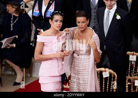 Tochter von Prinzessin Caroline von Monaco Charlotte Casiraghi gebar ein Baby hatte sie mit Schauspieler und Komiker Gad Elmaleh im Princess Grace Hospital in Monaco am Dienstag wurde es am Mittwoch 18. Dezember berichtet. File photo : Prinzessin Charlotte Casiraghi und Prinzessin Stephanie von Monaco besuchen die Hochzeit von Prinz Albert II von Monaco und Charlene Wittstock in der Cour d’Honneur im Palast, Monte Carlo, Monaco, am 02. Juli 2011. Foto von Frederic Nebinger/ABACAPRESS.COM Stockfoto