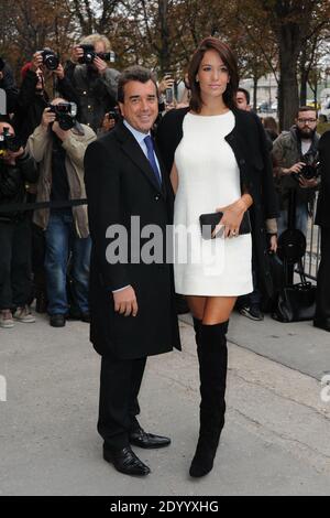 Arnaud Lagardere und seine Frau Jade Foret kommen zu Chanels Spring-Summer 2014 Ready-to-Wear-Kollektion, die am 01. Oktober 2013 im Grand Palais in Paris, Frankreich, stattfand. Foto von Alban Wyters/ABACAPRESS.COM Stockfoto