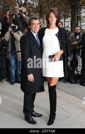 Arnaud Lagardere und seine Frau Jade Foret kommen zu Chanels Spring-Summer 2014 Ready-to-Wear-Kollektion, die am 01. Oktober 2013 im Grand Palais in Paris, Frankreich, stattfand. Foto von Alban Wyters/ABACAPRESS.COM Stockfoto