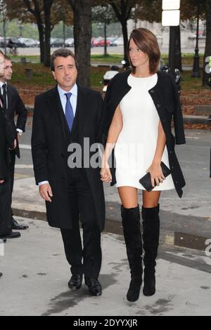 Arnaud Lagardere und seine Frau Jade Foret kommen zu Chanels Spring-Summer 2014 Ready-to-Wear-Kollektion, die am 01. Oktober 2013 im Grand Palais in Paris, Frankreich, stattfand. Foto von Alban Wyters/ABACAPRESS.COM Stockfoto