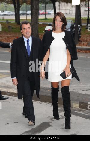 Arnaud Lagardere und seine Frau Jade Foret kommen zu Chanels Spring-Summer 2014 Ready-to-Wear-Kollektion, die am 01. Oktober 2013 im Grand Palais in Paris, Frankreich, stattfand. Foto von Alban Wyters/ABACAPRESS.COM Stockfoto